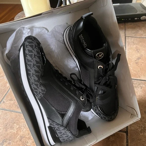 Michael Michael Kors Black/Silver Wilma Logo Trainer NEVER WORN - Picture 2 of 11